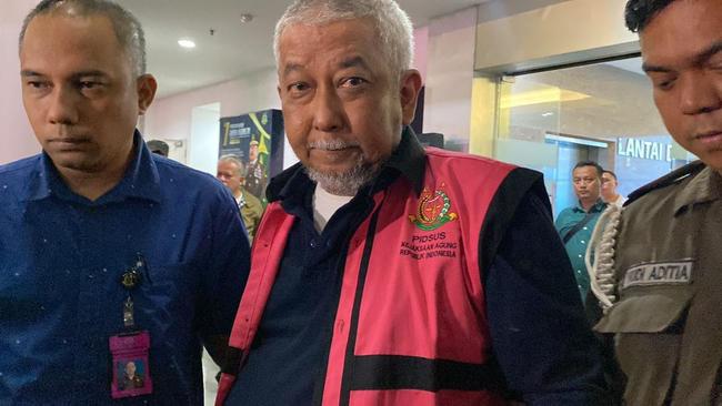 Eks Dirjen Perkeretaapian Pakai Tongkat- Rompi Pink Usai Jadi Tersangka