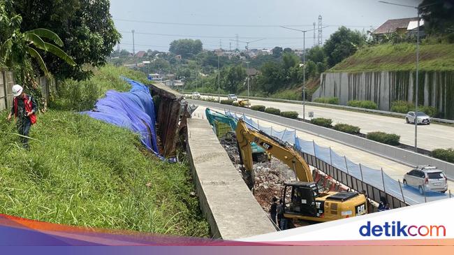 Current condition of Cinere-Serpong toll embankment at Km 35+200 Broken, smooth traffic