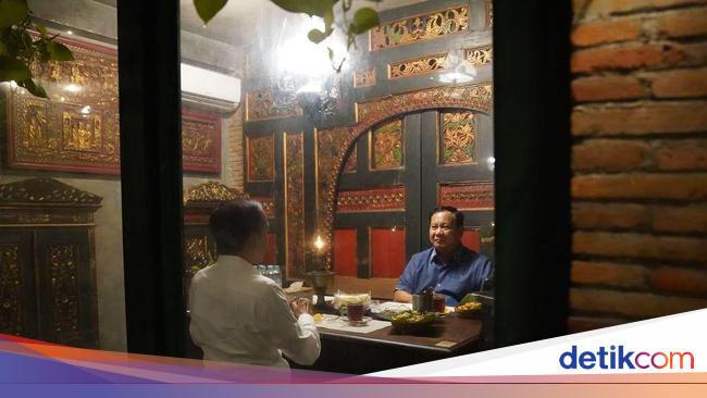 Prabowo dan Jokowi Makan di Angkringan hingga Etiket Bungkus Makanan di Acara