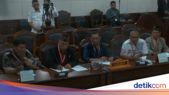 Indra-Raymond Perbaiki Gugatan Boleh Tak Beragama, Minta MK Khususkan KTP Aceh