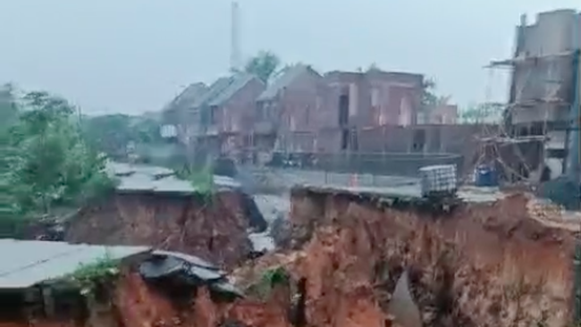 Penampakan Longsor Bikin Jalan Akses Kabupaten Tangerang dan Bogor Terputus