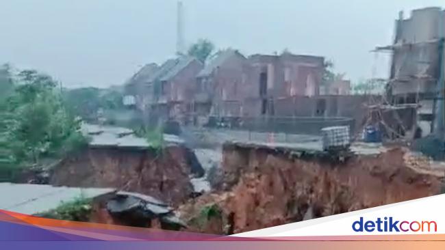 A deep landslide! The road connecting Tangerang and Bogor districts has been cut off