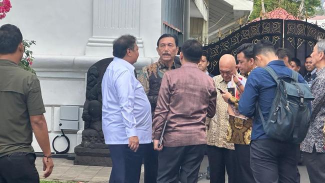 Prabowo Rapat Bareng Airlangga-Luhut, Bahas Penurunan Daya Beli