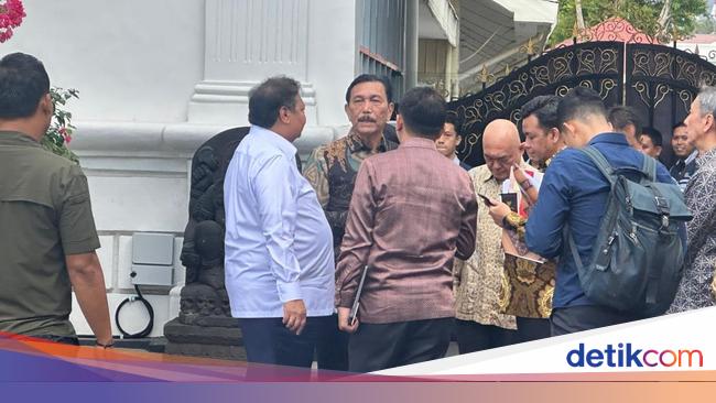 Prabowo Rapat Bareng Airlangga-Luhut, Bahas Penurunan Daya Beli