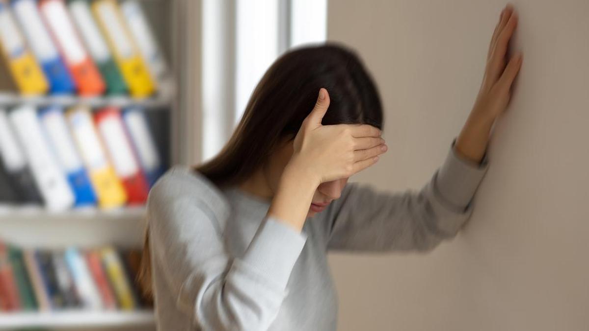 Seorang wanita berusia 22 tahun mengalami stroke mendadak hingga nyaris kehilangan nyawanya. Ia harus dirawat selama 30 hari sampai bisa pulih.