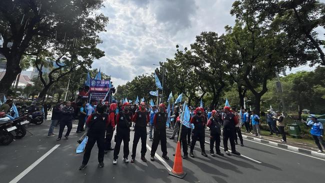 Massa Demo di Depan Balai Kota Tutup Jalan, Kendaraan Tak Bisa Melintas