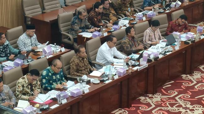 Menkop Budi Arie Hadiri Rapat Perdana di Komisi VI DPR