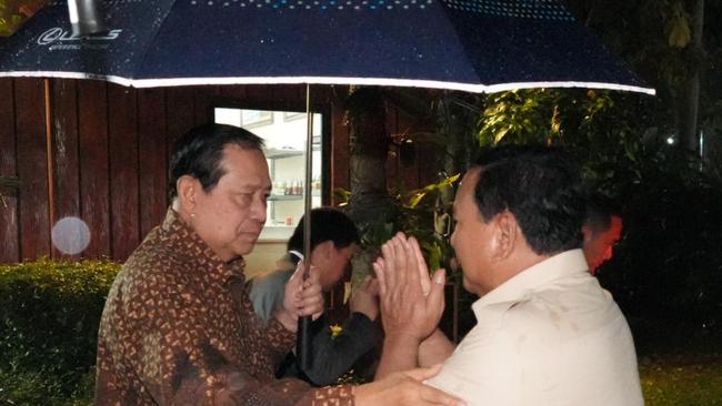 Momen SBY Payungi Prabowo hingga ke Mobil di Tengah Hujan Cikeas