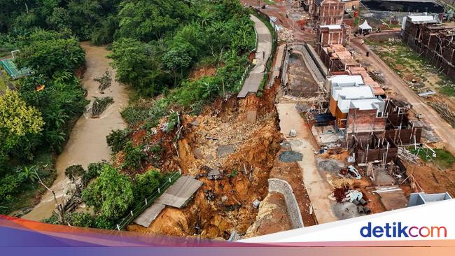 Foto Udara Tanah Longsor di Pagedangan Tangerang