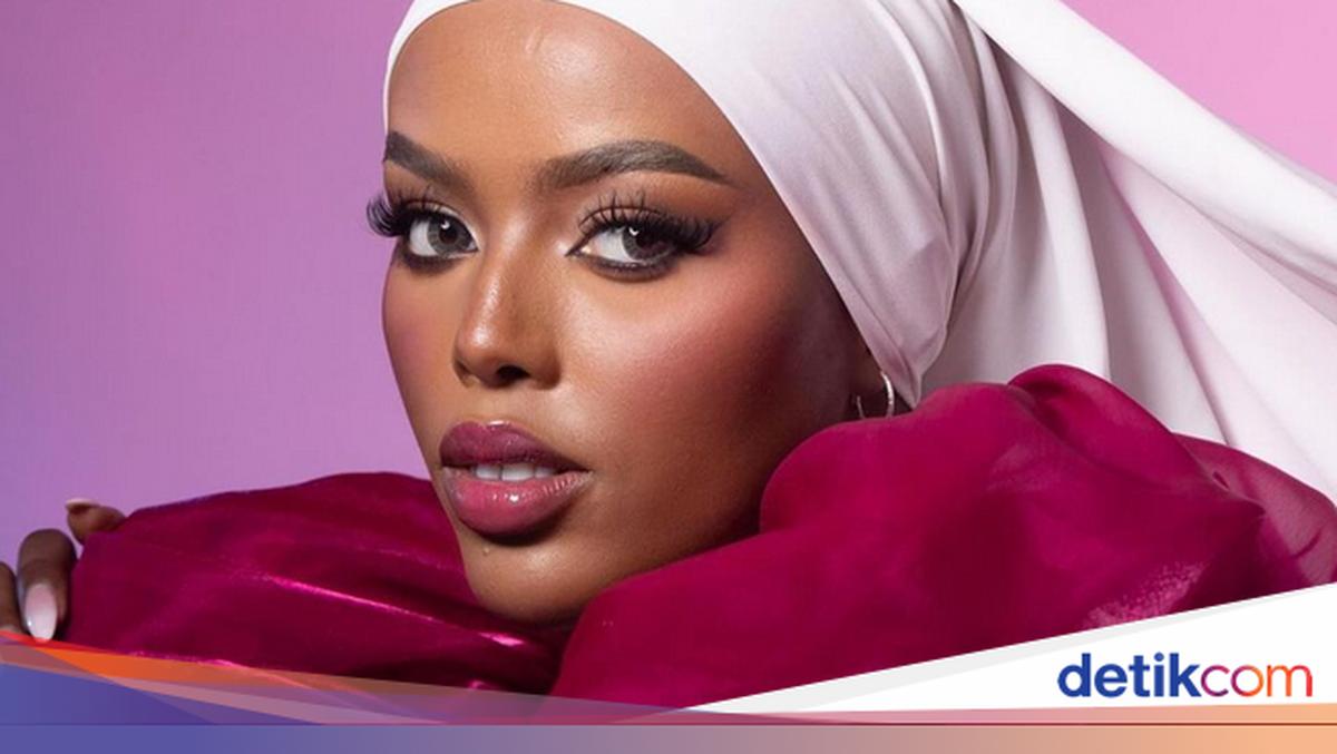 Foto: 10 Gaya Khadija Finalis Berhijab Pertama di Miss Universe