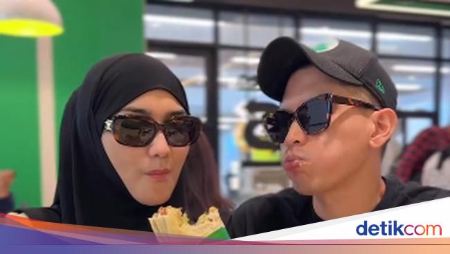 Pose Keren Rezky Aditya Saat Kulineran Bareng Citra Kirana