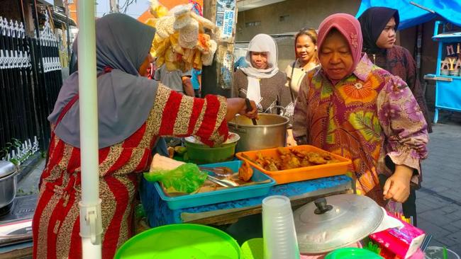 Ziarah ke Makam Sunan Giri, Risma Diajak Foto-Dicurhati Tukang Ojek