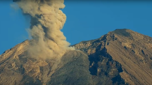 Gunung Semeru 12 Kali Erupsi Pagi Ini, Warga Diminta Jauhi Radius 8 Km