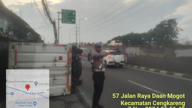 Truk Terbalik di Tanjakan Flyover Pesing Jakbar, Lalin Tersendat