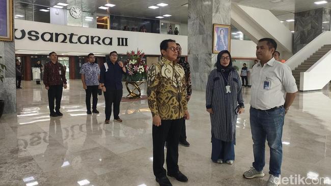 DPR Putar Indonesia Raya Tiap Pagi, Pimpinan-Staf Lakukan Sikap Sempurna