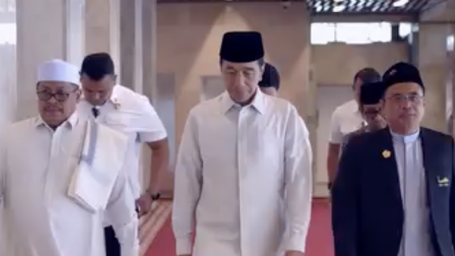 Momen Jokowi di Jakarta: Salat Jumat di Istiqlal Didampingi Pratikno