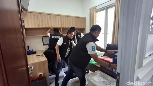 Polisi Amankan 8 Orang dari Markas Judi Online di Cengkareng Jakbar