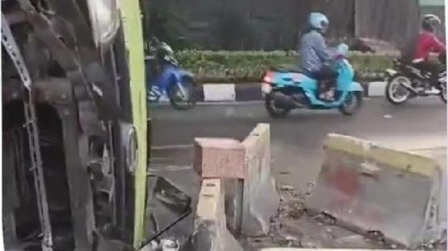 Truk Tabrak Separator Busway hingga Terbalik di Jl Gatot Subroto arah Kuningan