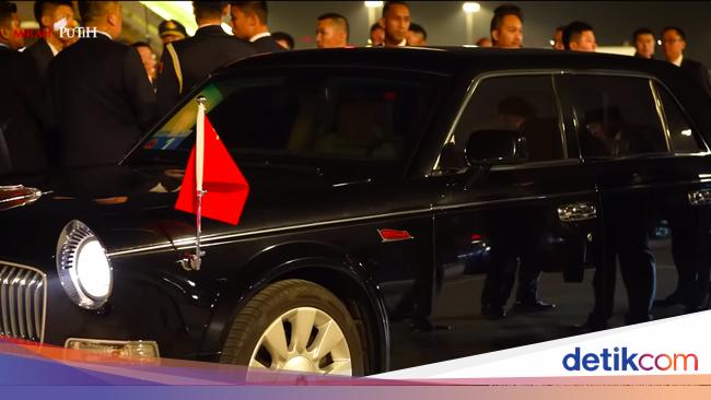 Luxury Limousine Picks Up President Prabowo When He Arrives in Beijing