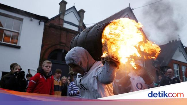 Melihat Keseruan Tradisi Mengangkat Tong Berapi di Inggris