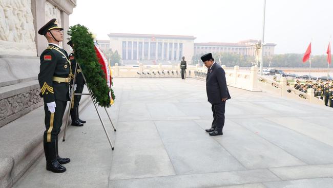 Prabowo Kunjungi Monumen Pahlawan Rakyat di Beijing, Letakkan Karangan Bunga