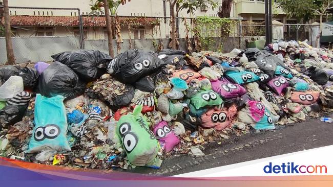 Sentilan buat Jogja: Terbuat dari Rindu dan Sampah Bau