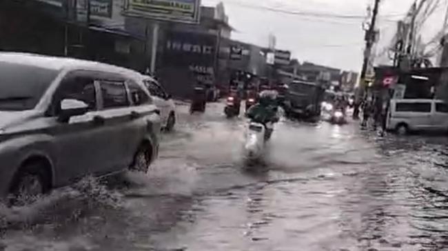 Jalanan di Mampang Depok Sempat Tergenang Air Usai Hujan Deras