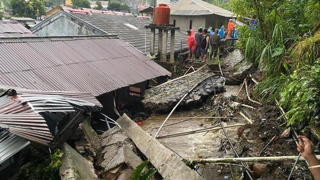 Tembok Penahan Tanah di Puncak Ambruk, Aliran Air Bersih Terganggu