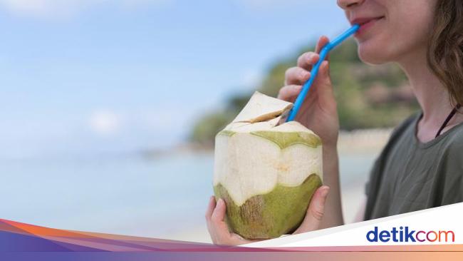 Minum Air Kelapa Bikin Jerawat Kempis hingga Kulit Elastis