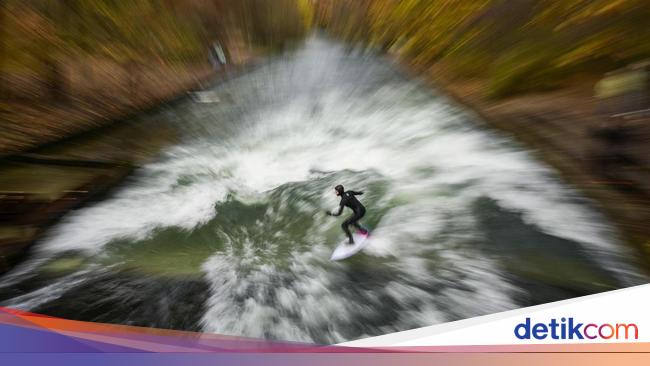 Aksi Surfer Jerman Taklukkan Ombak Buatan di Sungai Eisbach