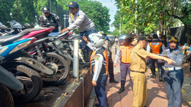 Dishub Cabut Pentil hingga Angkut Motor Parkir di Trotoar Sekitar Kampus UNJ