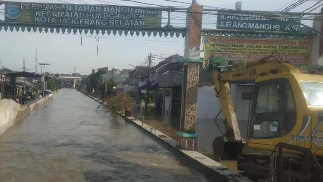 Perumahan di Tangsel Masih Terendam Banjir Akibat Tanggul Jebol