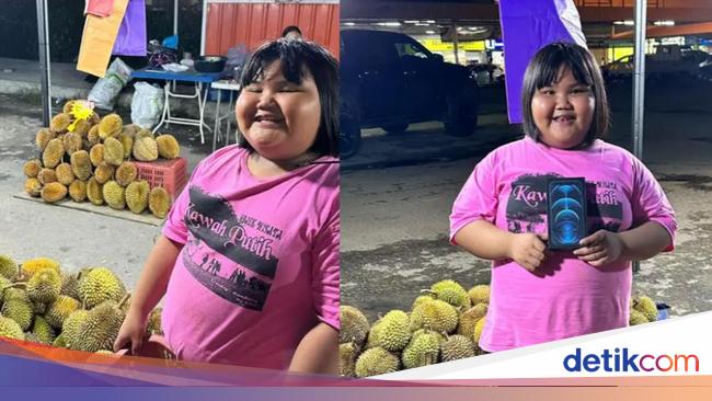 5 Aksi Menggemaskan Bocah Saat Bantu Orangtua Jual Makanan