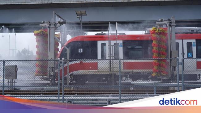 Bagaimana Kereta LRT Jabodebek Dicuci Usai Beroperasi?