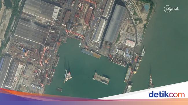 Gambar Satelit Ungkap China Bangun Kapal Induk Misterius