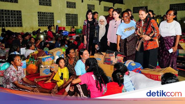 Ketum Bhayangkari Tinjau Pengungsian Warga Korban Erupsi Lewotobi Laki-laki