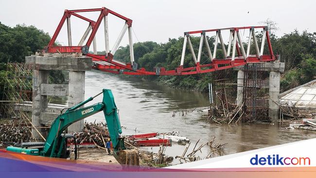Rangka Jembatan Butuh Sragen Melengkung Diterjang Banjir