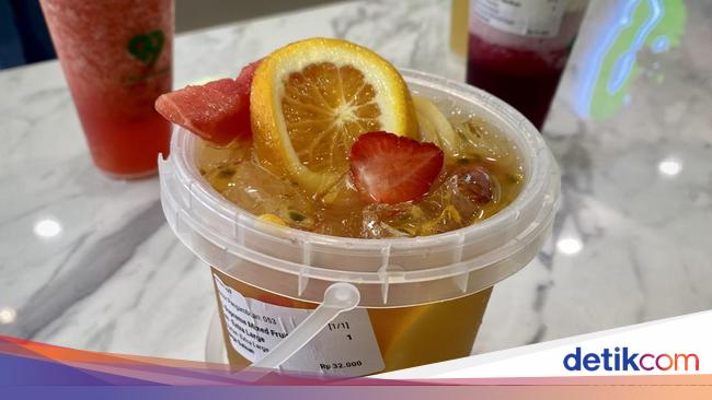 Segarnya Seruput Fruit Tea Viral di Blok M, Isinya Buah Segar!