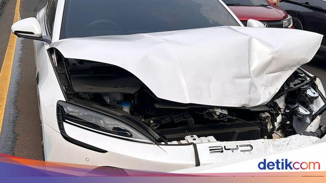 Penampakan BYD Seal-VW Scirocco Ringsek Usai Tabrakan Beruntun di Tol