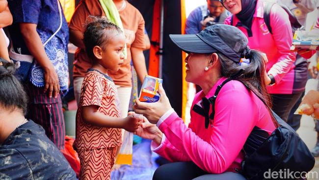 Ketum Bhayangkari Distribusikan Bantuan ke Pengungsi Erupsi Gunung Lewotobi