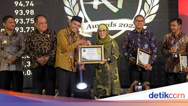 Pemkot Surabaya Raih Penghargaan Badan Publik Informatif dari KI Jatim