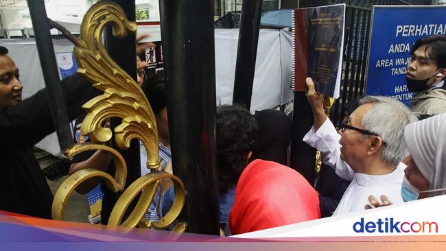 Warga Berdesakan untuk Lapor Mas Wapres