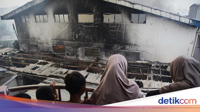 Gudang Wallpaper di Muara Baru Jakarta Utara Terbakar