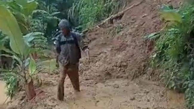 Viral Guru Terjang Jalan Tertutup Longsor di Lebak, Begini Ceritanya