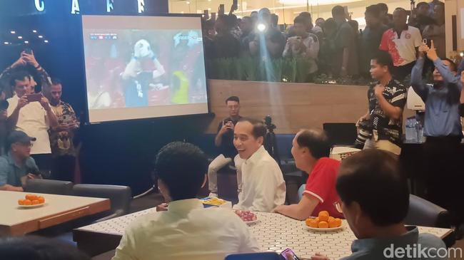 Jokowi Nobar Timnas Vs Jepang di Purwokerto, Bagi-bagi Kaus ke Warga