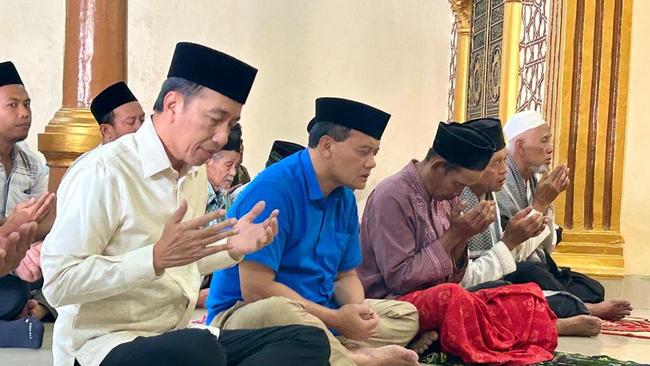 Momen Jokowi Salat Jumat Bareng Ahmad Luthfi di Masjid Baiturrohman Prupuk