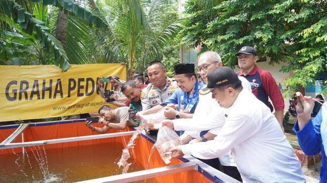 Dukung Asta Cita, Polisi Salurkan Ratusan Benih Ikan di Pademangan Jakut