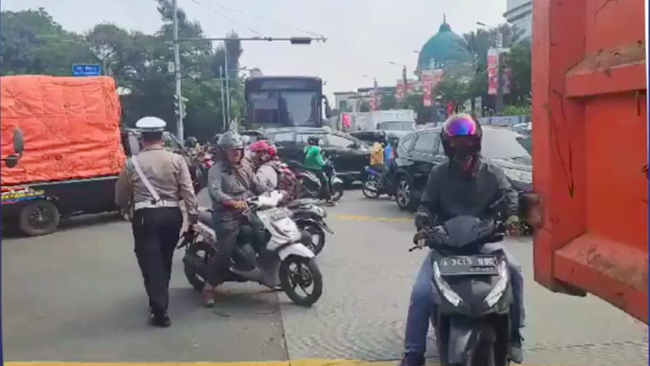 Lalu Lintas di Pluit Macet gara-gara Truk Terguling