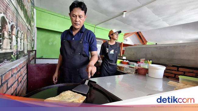 Menikmati Kopi dengan Roti Canai dan Bolu Kemojo Khas Melayu