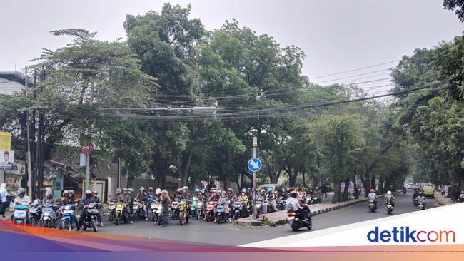 Jalanan Bandung Rasa Eropa, Mobil-Motor Jalan di Lajur Kanan